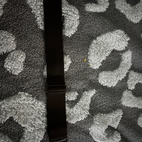 (4) Yes Four 12” Shoulder Length Dark Rooted  Synthetic Wigs - Picture 9 of 9